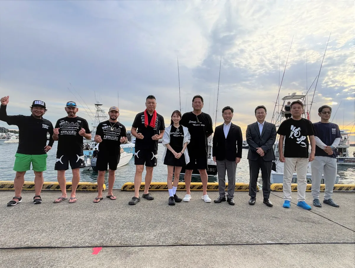 初日に行われた出発式 今年もアンバサダーの佐々木主浩氏・加奈子氏が大会に参加 大洗港区第４埠頭